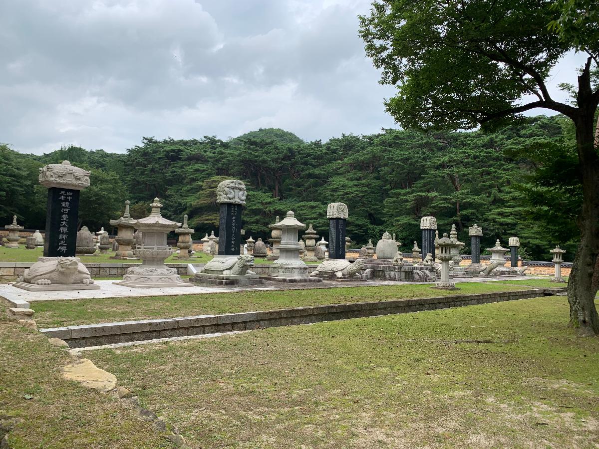 부도원(浮屠院): 통도사 경내 아래쪽에 마련된 주차장에서 개울을 건너면 남향한 터에 자리한 부도원을 만난다. 이곳은 통도사의 역대 고승들의 사리탑과 탑비를 봉안한 곳이다. 이곳에 있는 부도와 탑비들은 원래 통도사 주변과 산내암자에 흩어져 있던 것인데, 1993년 가람을 정비하면서 모두 이곳으로 이전하여 부도원(浮屠院)으로 조성한 것이다. 현재 부도원에는 역대 고승들의 부도 60여 기와 탑비 및 중수비ㆍ공덕비 등 석비(石碑)가 60여 기가 즐비하게 줄지어 있다(양산 통도사 부도 , 경남 유형문화재 제585호) - 참조 : http://tongdosa.or.kr