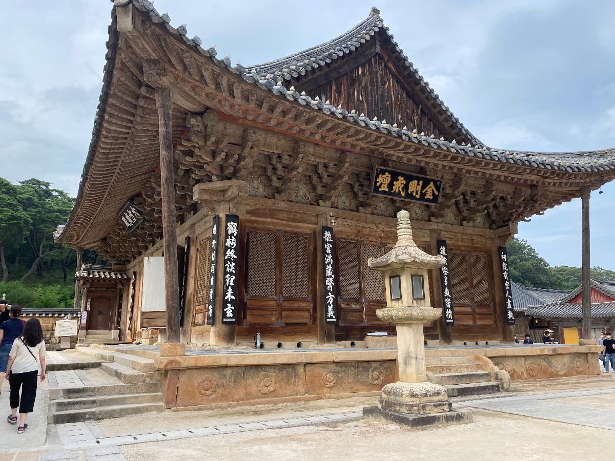통도사 석등(通度寺 石燈): 관음전 전방에는 석등(石燈)이 있는데, 높이는 약 300㎝로서 그 조성수법은 용화전 앞의 석조봉발(石造奉鉢)과 비슷하여 고려시대에 제작된 것으로 보고 있다. 상부의 옥개(屋蓋)와 보주(寶珠)는 착실하게 고식(古式)을 따르고 있다. 등불을 밝혀두는 화사석(火舍石)을 중심으로, 아래에는 8각의 받침돌을 3단으로 쌓고 위로는 지붕돌과 머리장식을 얹었다. 아래받침돌의 옆면에는 안상(眼象)을 얕게 새겼고, 윗면에는 엎어놓은 연꽃무늬를 조각했으며, 가운데기둥은 중앙에 3줄의 테를 둘렀다. 윗 받침돌에는 위로 솟은 연꽃무늬를 장식하고, 4각의 화사석은 각 면에 네모난 창을 크게 뚫어 불빛이 퍼져 나오게 하였다. 지붕돌은 귀퉁이마다 꽃장식을 달았으며 꼭대기에는 노반(露盤)과 보주(寶珠)를 놓아 머리장식을 하고 있다. 여러 가지 양식뿐만 아니라 화문(花紋)의 조식(彫飾)으로 보아 고려시대의 작품으로 짐작된다. 전체 높이는 약 350cm이고, 현재 경남유형문화재 제70호로 지정되어 있다(참조 : http://tongdosa.or.kr)