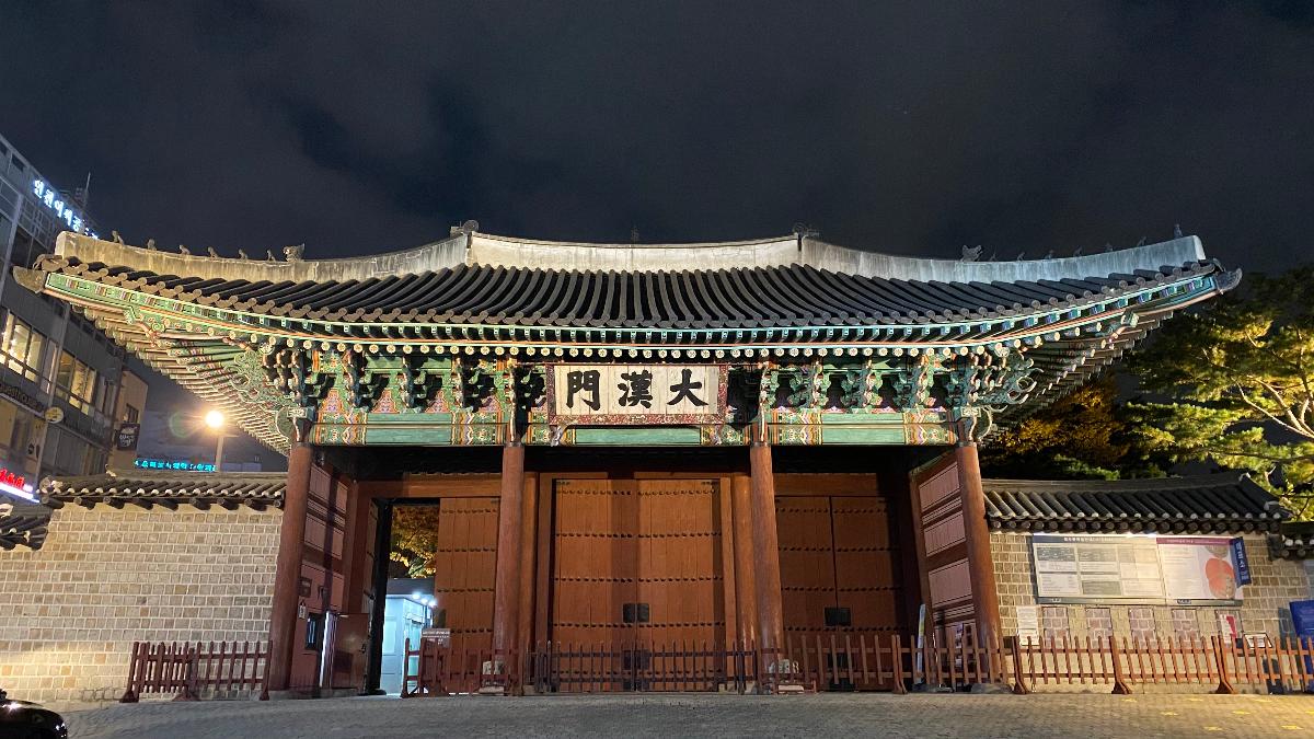 대한문(大漢門) :덕수궁의 정문. 원래 정문은 남쪽으로 난 인화문(仁化門)이었는데 환구단 건립 등으로 경운궁의 동쪽이 새로운 도심이 되자 대안문(大安門)을 정문으로 삼았다. 1906년에 대한문(大漢門) 으로 이름을 바꾸었다.