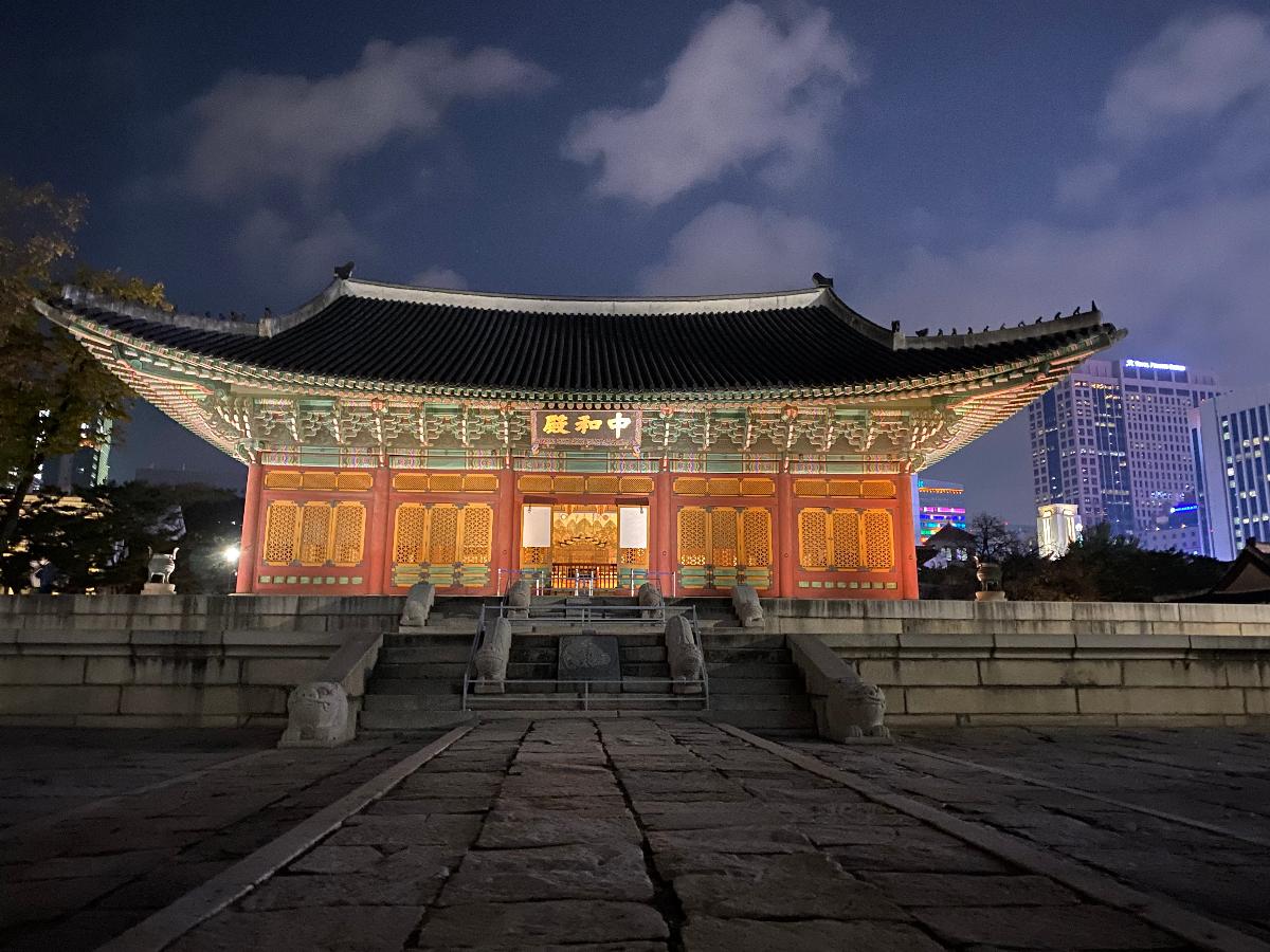 증화전(中和殿) - 정전.1897년 러시아공사관에서 덕수궁으로 환궁한 고종은 즉조당을 정전으로 사용하였으나, 협소하였으므로 1902년 새로운 정전으로 중화전을 지었다. 본래는 2층으로 된 중층 건물이었으나 1904년 4월 화재로 소실된 후 현재의 단층 건물로 중건되었다. 앞뜰에 조회 등의 의식이 있을 때 문무백관의 위치를 표시하는 품계석이 좌우에 있으며, 중화전의 정문으로 중화문이 있다. 특히 중화전은 중화문과 더불어 보물로 지정되어 있다 [출처 : 문화재청 궁능유적본부 덕수궁관리소]