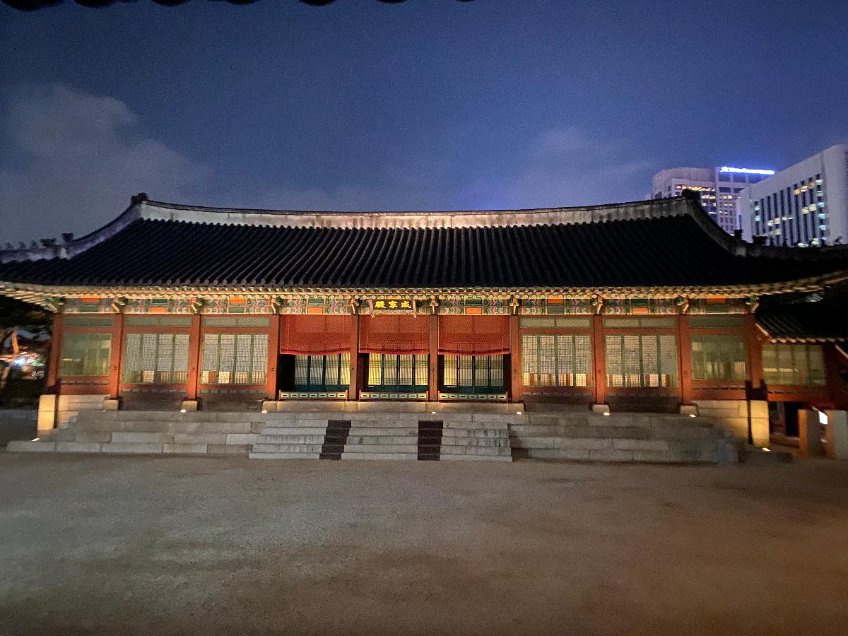 함녕전(咸寧殿) : 고종의 침전. 이곳은 1919년 1월 21일 고종이 승하한 곳이다