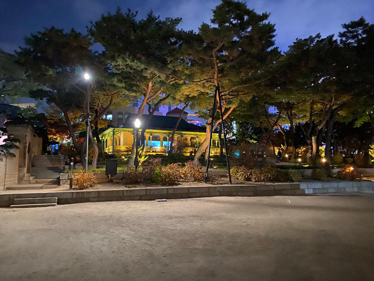 정관헌(靜觀軒) : 조선 역대 왕의 초상화인 어진을 봉안했던 장소로 1900년 건립된 것으로 추정된다. 이 전각은 동서양의 양식을 모두 갖춘 건물로 지붕은 팔작지붕으로 동양식이며 건물은 차양칸과 난간을 서양식처럼 꾸몄다. 또한 난간에는 사슴, 소나무, 당초, 박쥐 등의 전통 문양이 조각되어 있다(덕수궁관리소 -http://www.deoksugung.go.kr/c/introduction/2)