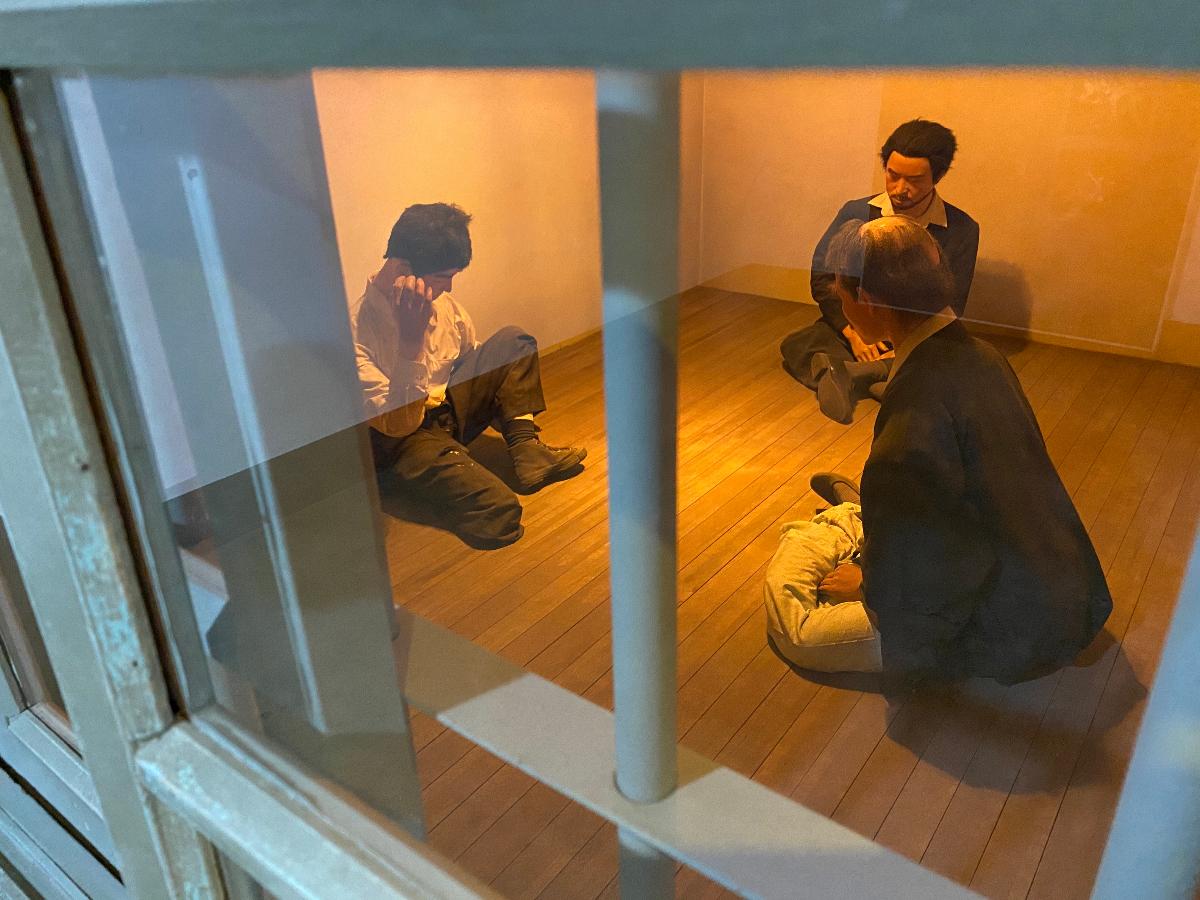 서대문형무소 지하고문실(임시구금실) : 취조전 수감자를 임시로 잠시 구금하였던 곳. 임시구금실은 취조 과정에서 자행되는 고문으로 고통스러워하는 동지들의 비명소리와 일본경찰의 폭언이 들리도록 하여 독립운동가에게 심리적으로 압박을 가했다.