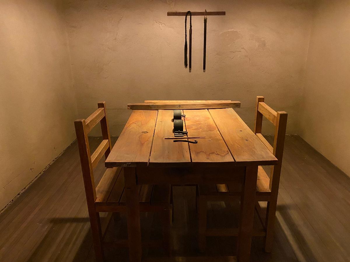 서대문형무소 지하고문실(손톱찌르기 고문) 2 : 가늘고 날카로운 꼬챙이를 손톱 밑으로 찔러 고통을 주었던 고문 방법. 심할 경우 손톱뿐 아니라 입 속까지 마구찔러 고통을 주기도 했으며, 심지어 그 고통으로 기절하는 경우도 있었다