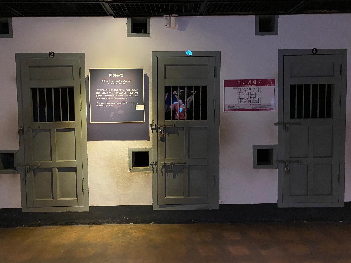 서대문형무소 지하고문실(지하독방) 1 : 취조후 옥사로 이동하기 전 감금했던 곳. 곳곳에서 들려오는 고통의 비명소리와 언제 다시 올지 모르는 고문의 공포로 휩싸인 공간이었다. 그러나 이러한 지하독방에서도 독립운동가는 만세소리를 멈추지 않았고 독립의 다짐을 되새겼다