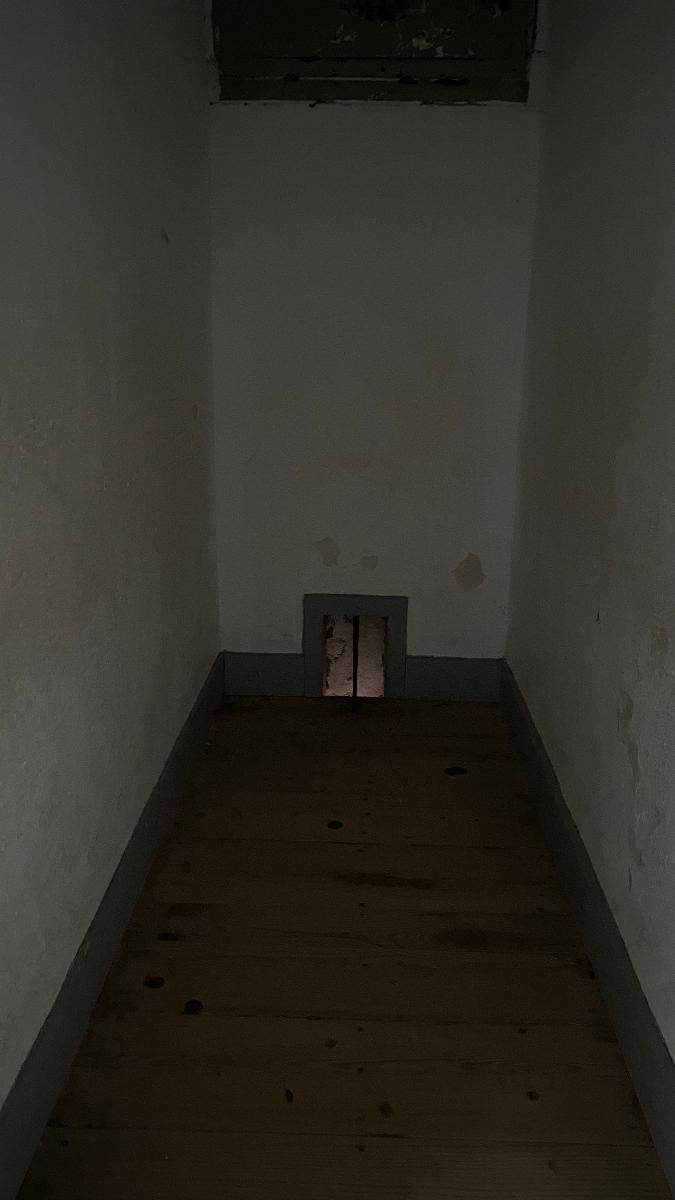 서대문형무소 11옥사 독방 : 1평도 안되는 좁은 공간으로 일제가 애국지사들에게 육체적인 고문과 심리적, 정신적 고통을 주기 위해 설치한 독방이다. 특히 애국지사들을 특수범죄자로 분류하여 전기와 변기도 없고 햇빛조차 들어오지 않는 독방에 투옥시킨 후 고문과 폭행 등 갖은 악행을 일삼았다.