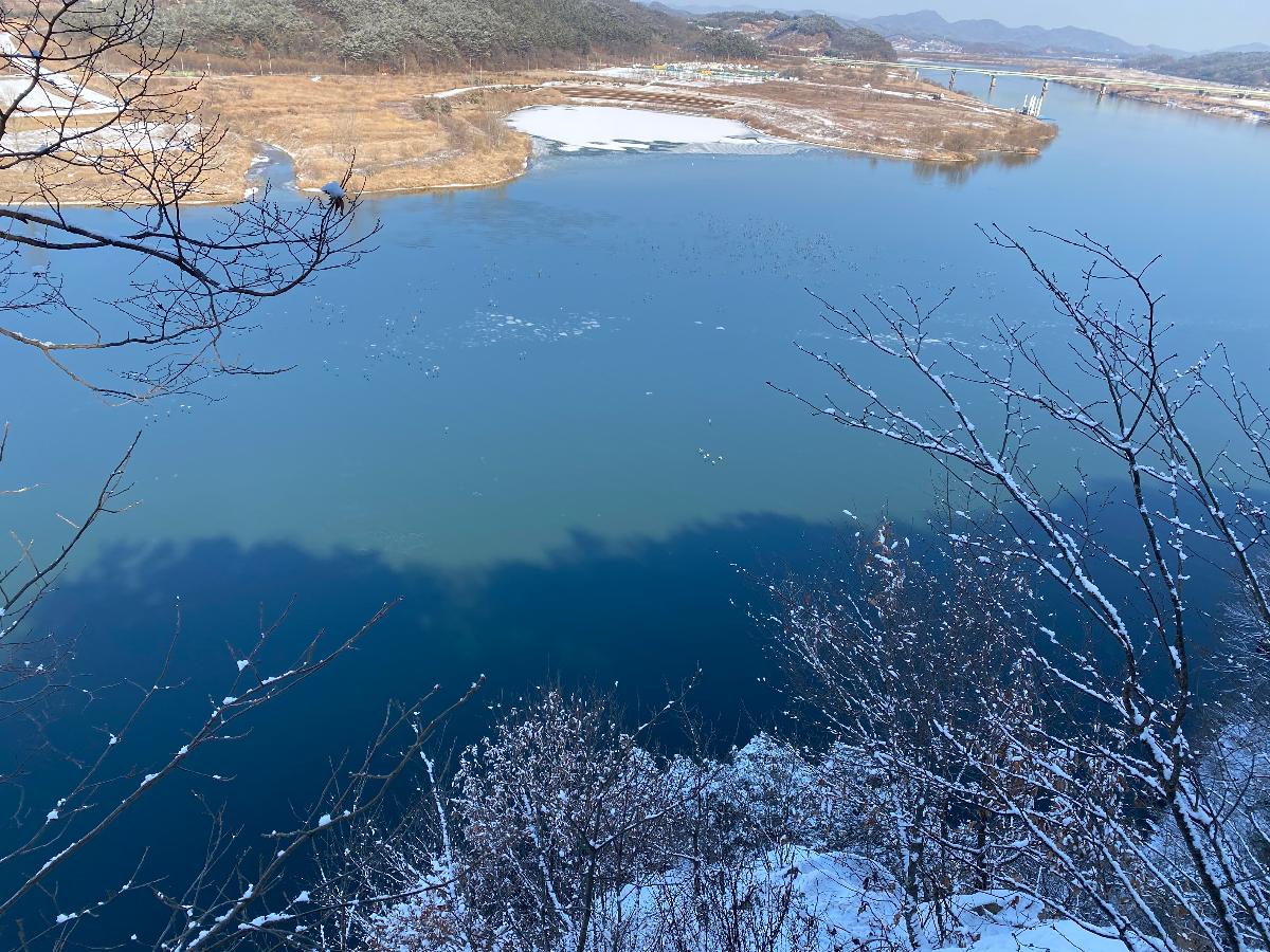 낙화암(落花巖) : 부소산 북쪽 백마강을 향해 우뚝 서 있는 큰 바위이다. 바위는 50m 정도 높이의 절벽을 이루고 있으며 강물에 이르러 한 번 꺽인 단이 있다. 이 단을 이룬 암벽에 송시열이 '낙화암'이라고 쓴 글씨가 새겨져 있다(출처 :부여군)