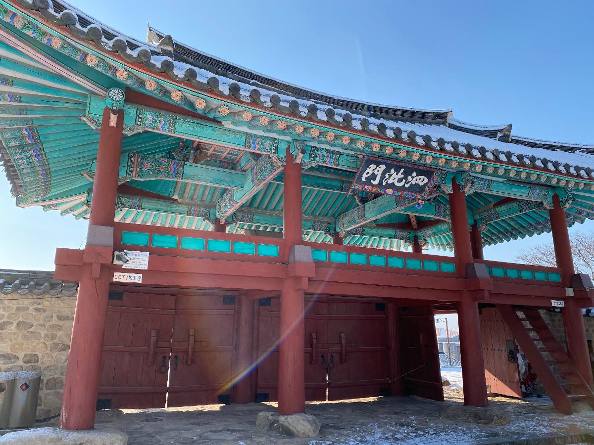 부여 부소산성(扶餘 扶蘇山城) 에 입장하여 내부에서는 사비문(泗沘門)현판을 볼 수 있다. 