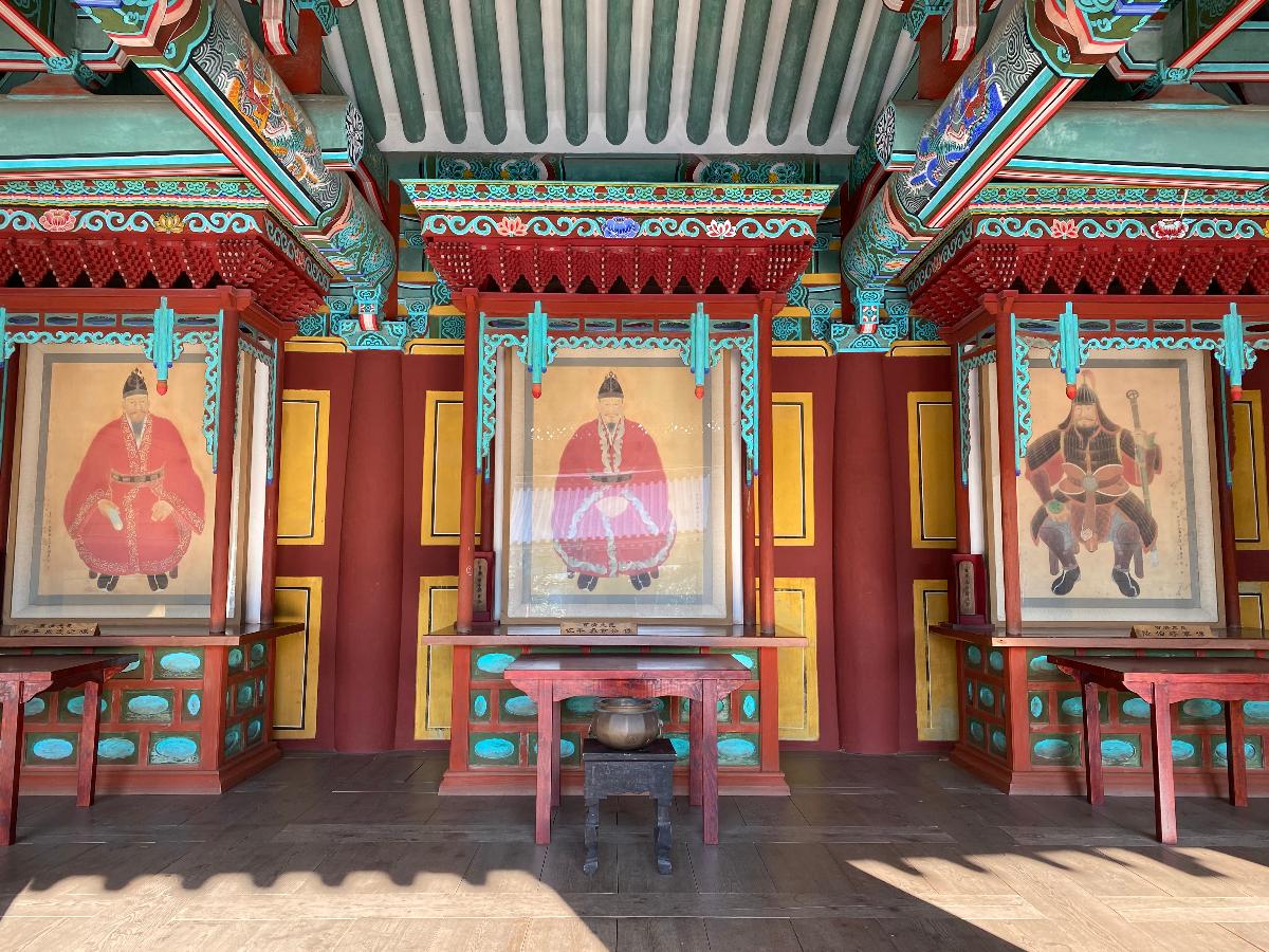 삼충사(三忠詞) 2 : 성충(왼쪽)은 백제 의자왕 때 좌평으로 잘못된 정치를 바로 잡기 위해 애쓰다가 투옥되어 식음을 전폐하고 죽은 충신. 흥수(중앙)는 나당 연합군이 공격해오자 탄현을 지키라고 의장왕에게 간곡하게 당부하였던 것으로 유명하다. 계백(오른쪽)은 신라 김유신장군의 5만군이 황산벌로 쳐들어오자 5천 결사대로 싸우다 황산벌에서 장렬히 죽은 장군
