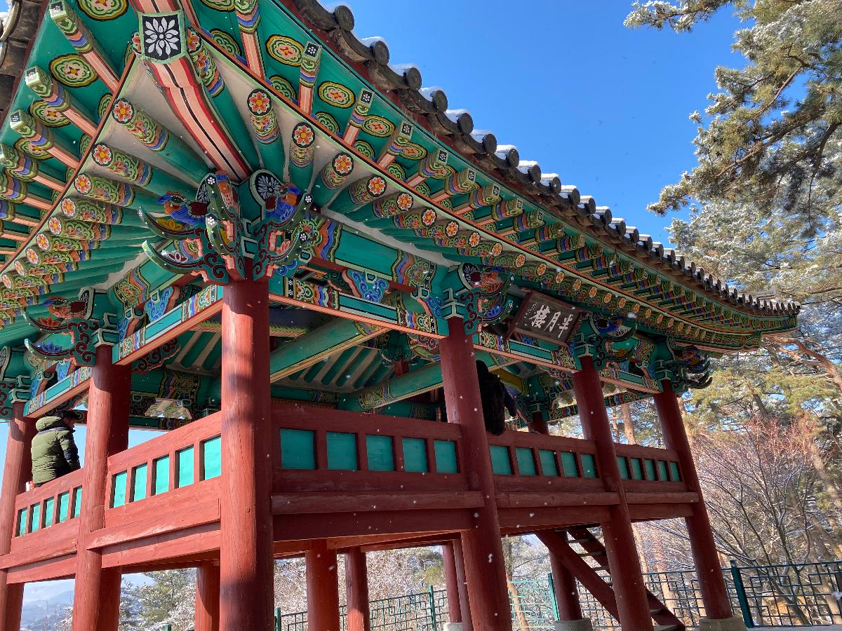 반월루(半月樓) : 부소산 서남쪽 언덕위에 자리잡은 누각이다.이곳에서는 부여읍의 전경을 한눈에 내려다볼 수 있다. 반월루는 부소산의 옛 이름인 반월성에서 따온 이름으로 반월은 멀리 흐르는 백마강의 모습이 마치 달과 같다고 하여 붙은 이름이다