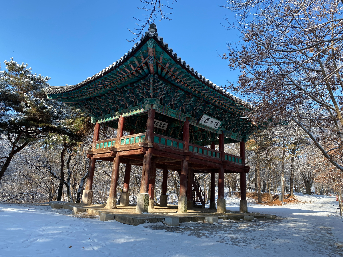영일루(迎日樓) : 계룡산 연천봉에서 떠오르는 해를 맞이하던 누각으로 백제 시대의 영일대(迎日臺)가 있던 곳이다 