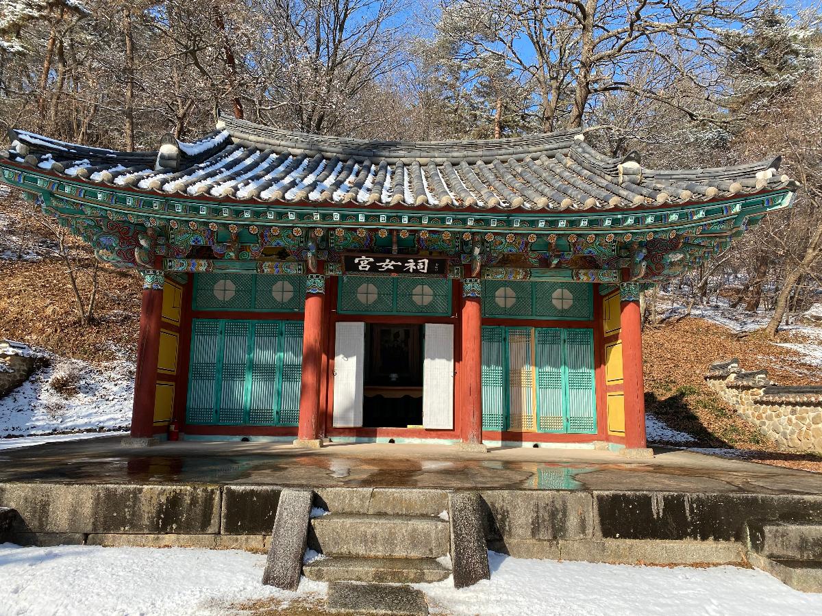 궁녀사(宮女祠) 1 : 백제 의자왕 20년(660) 나당연합군에 의해 사비성이 함락되던 날, 낙화암에서 꽃처럼 떨어진 백제 궁녀들의 충절을 기리기 위해 1965년에 세운 사당