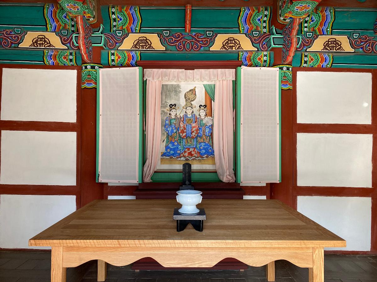궁녀사(宮女祠) 2 : 백제 의자왕 20년(660) 나당연합군에 의해 사비성이 함락되던 날, 낙화암에서 꽃처럼 떨어진 백제 궁녀들의 충절을 기리기 위해 1965년에 세운 사당