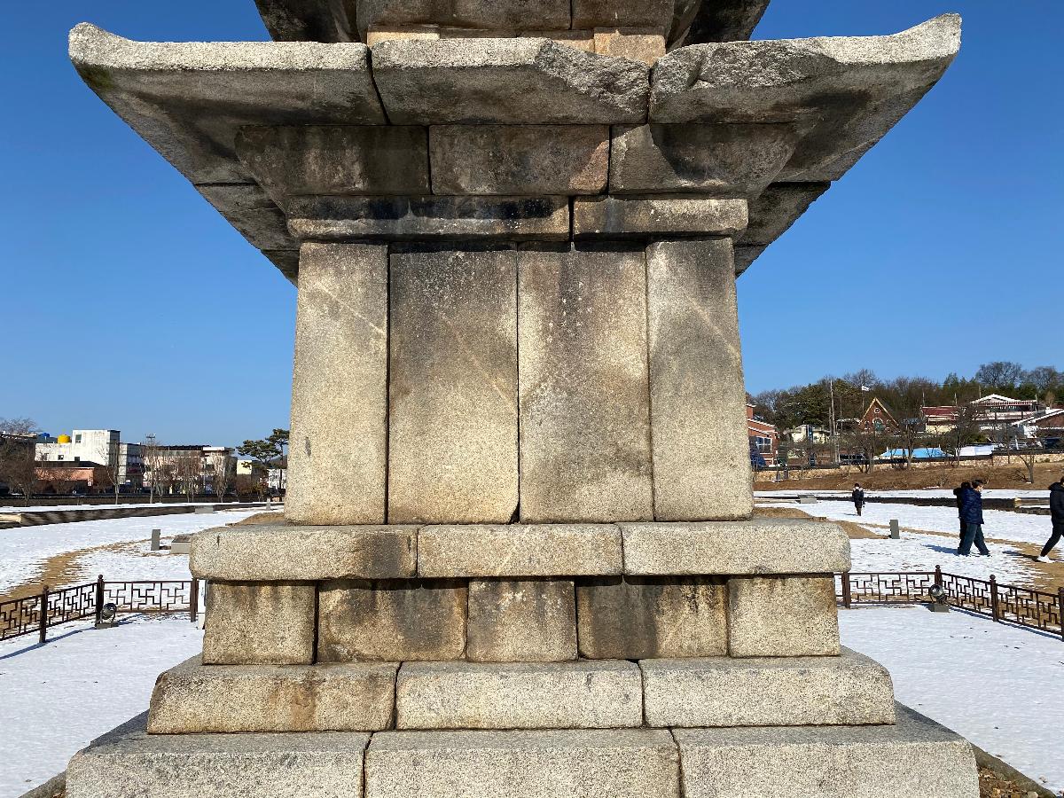 정림사지오층석탑(扶餘定林寺址五層石塔) 1층 탑신부 : 탑의 1층 탑신에 당나라 장수 소정방이 백제정복을 기념하는 글귀를 사방에 새겨놓았다고 한다. 비문의 내용에는 당나라와 신라가 힘을 합쳐 백제를 공격한 이야기, 포로를 압송한 이야기등 백체의 치욕적인 내용이 적혀있다