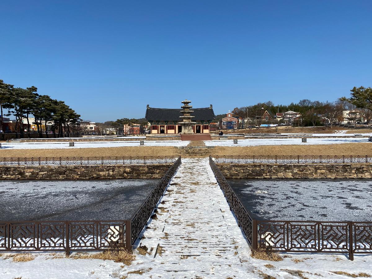 정림사지에 들어서니 두개의 연못이 먼저 반겨줍니다