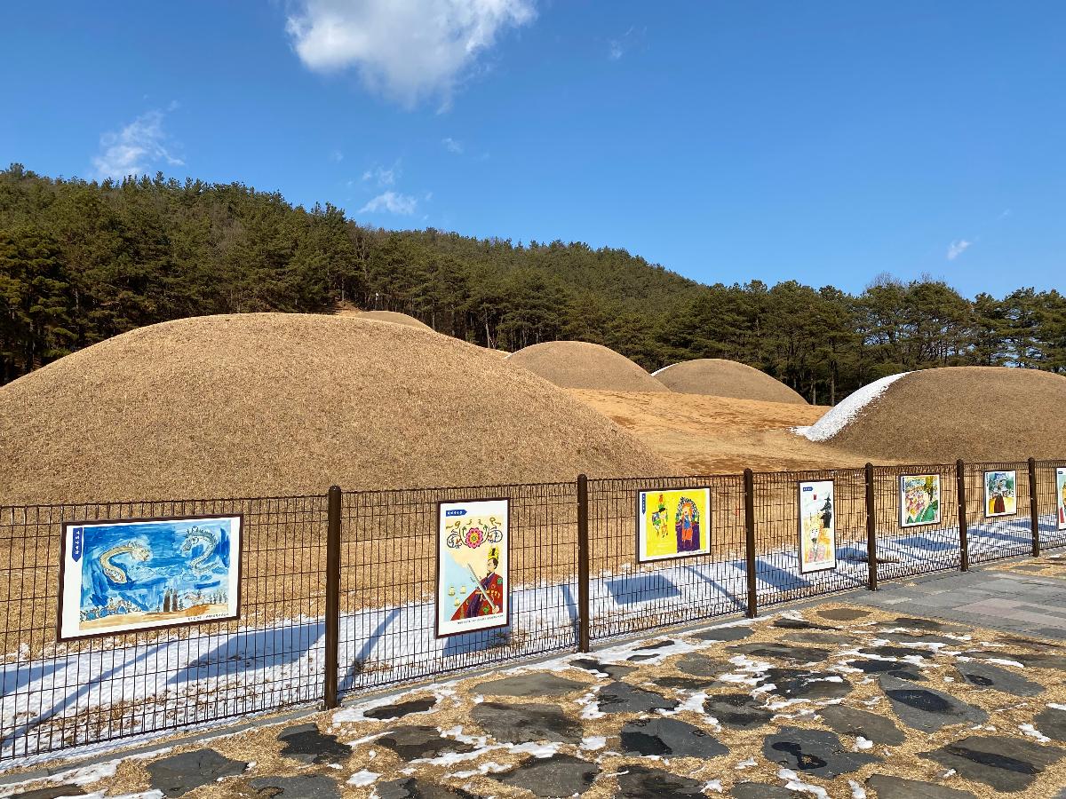 능산리 고분군 (扶餘 陵山里 古墳群)  4 : 현재 사적으로 지정된 고분군은 중앙의 왕릉군 7기이다