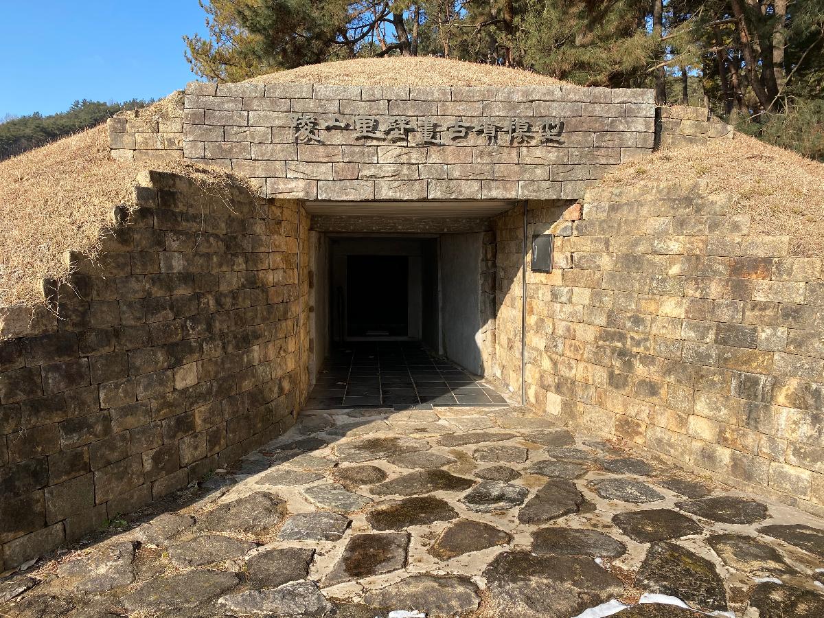 능산리벽화고분모형(陵山里壁畵古墳群模型)