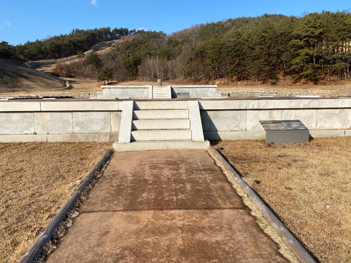 부여능산리사지(扶餘陵山里寺址)  중문지(中門址) :  중문지는 이 절터에서 발견된 건물지중 가장 남쪽에 있다