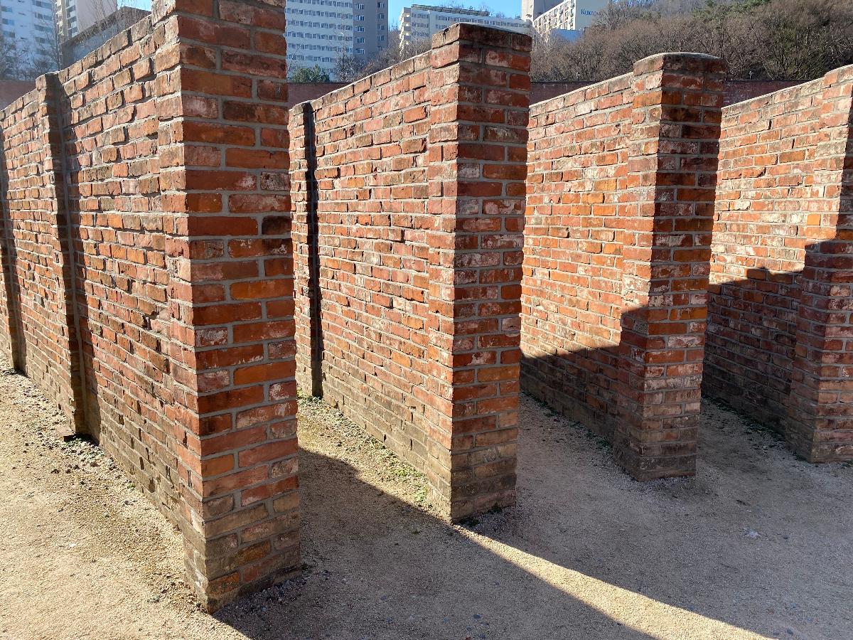서대문형무소 격벽장 1 :  수감자들이 햇볕을 쬐거나 간단한 운동을 했던 운동장으로 1920년대에 만들어졌다. 운동할 때 대화하거나 도주하는 것을 막으려고 격벽을 세워 수감자들을 분리하고 감시했다. 전형적인 원형 감옥 구조인 부채꼴 모양으로 만들어졌고 가운데에 높은 간수 감시대를 세워 손쉽게 수감자를 감시하고 통제했다. 해방 이후 철거되었던 것을 2011년에 원래 위치에서 약 20m 떨어진 이곳에 본디 모습 그대로 복원했다
