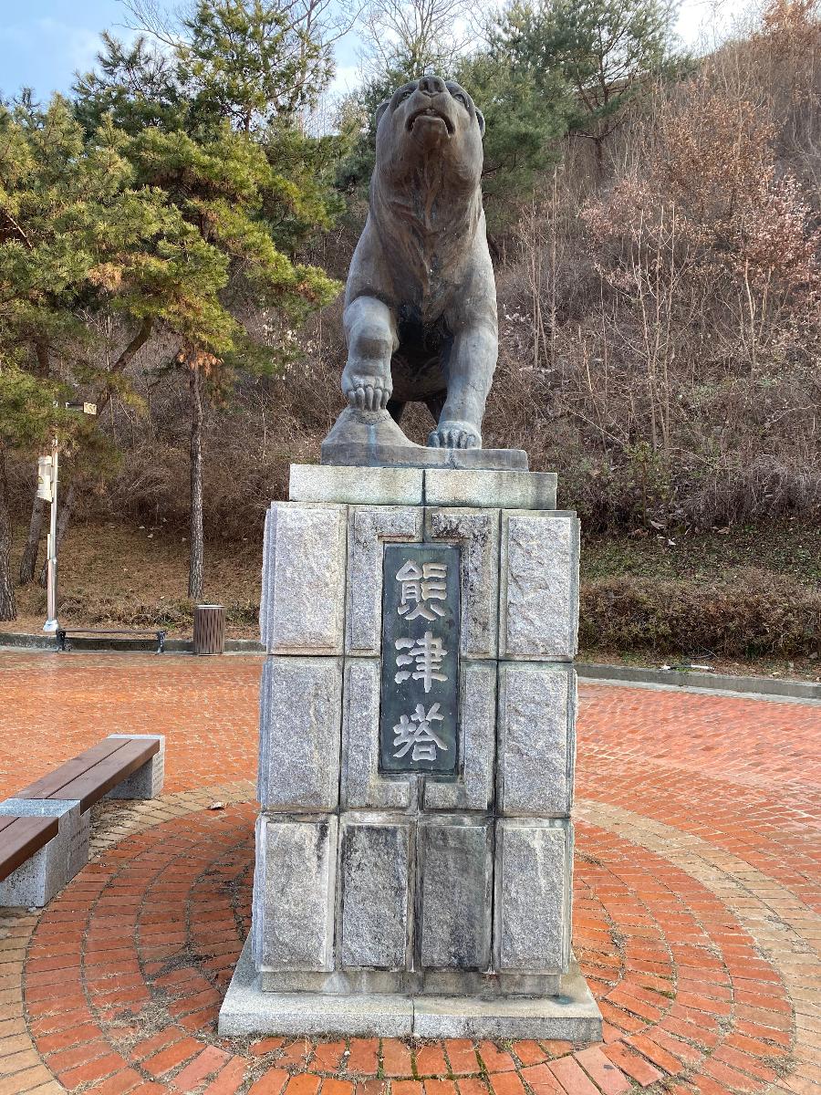 금강철교 진입부앞에 웅진탑이 세워져 있다. 웅진탑 뒤로 곰탑무대가 설치되어 있어 문화공간으로 활용되고 있다