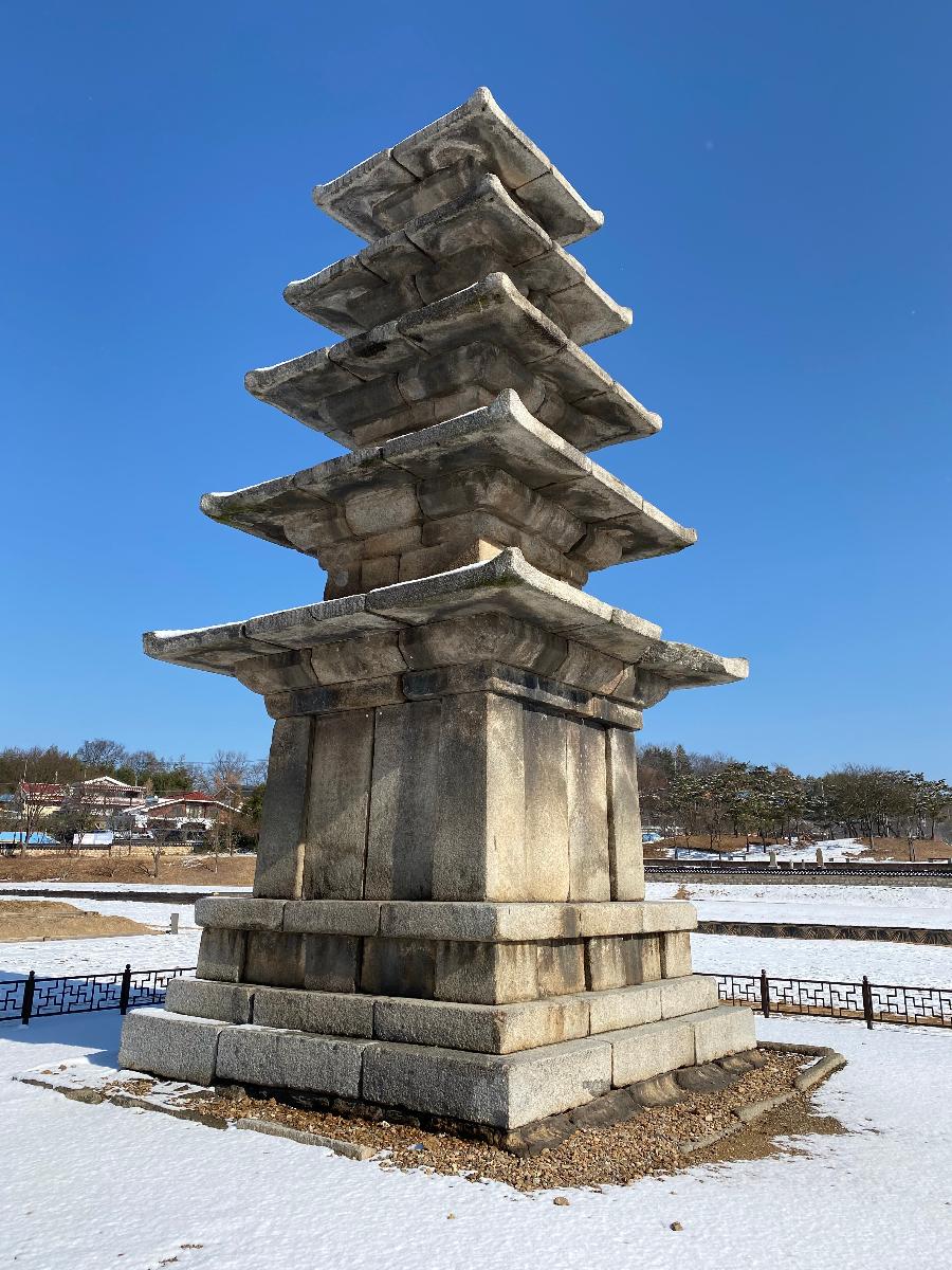 측면에서 바라본 정림사지오층석탑(扶餘定林寺址五層石塔) 