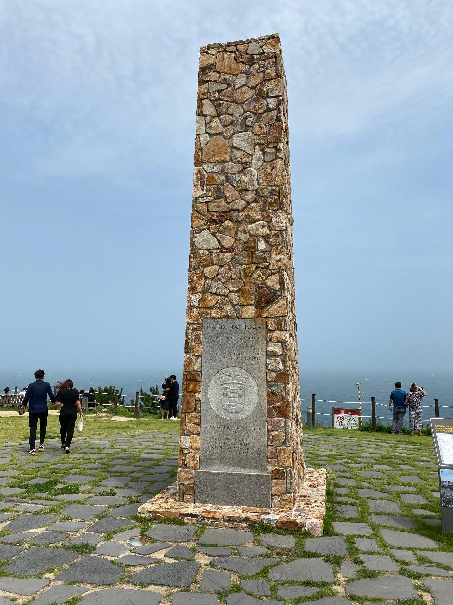 카보다호카(Cabo da Roca) - 카보다호카는 포르투갈 리스본주 시트라시에 있는 유럽 대륙 가장 서쪽 끝지점 연안의 곶이다. 카보다호카에는 해넘이를 상징하는 돌탑이 세워져 있으며 돌탑에는 카보다호카의 지리학적 위치와 신트라시의 상징로고, 포르투갈 국민 시인인 카몽이스의 서사시를 인용한 문구가 새겨져 있다.