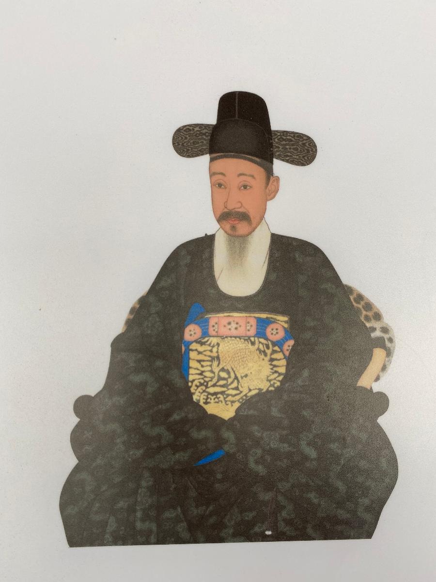 흥선대원군 : 조선시대 왕족·정치가. 본명은 이하응. 영조의 현손 남연군(南延君) 이구(李球)의 넷째 아들이며 조선 제26대 왕 고종의 아버지(운현궁 유물전시관 전시 )