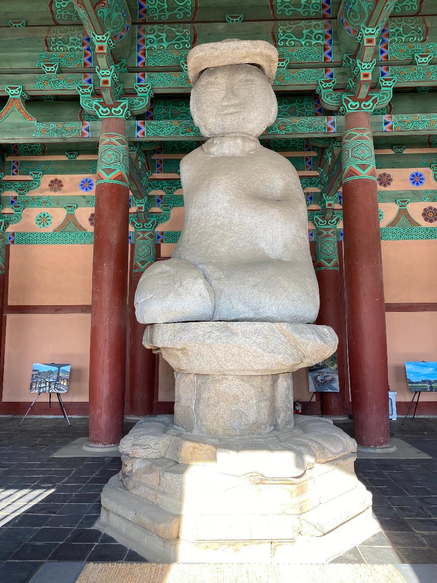 정림사지석불좌상(扶餘定林寺址石佛坐像) : 정림사지에 남아 있는 석조불상으로 정림사지 오층석탑과 남북축선상에 놓여있다. 이 불상은 고려시대에 절을 고쳐 지을 때 세운 본존불로 추정된다. 높이 5.6m(출처 : 정림사지 박물관)