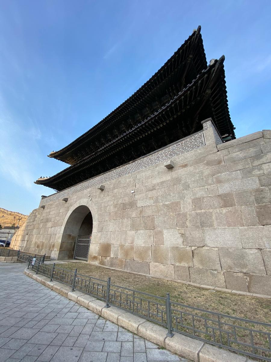 흥인지문(興仁之門) 6 : 오행 중 목(木)에 해당되는 인(仁)을 표시하였다. 목은 동쪽이므로 풍수지리 적으로 약한 동쪽을 보완 해주기 위해 흥인(興仁)이라 하고 지(之)자를 더 넣었다. 또 옹성을 쌓아 허함을 보강하였다