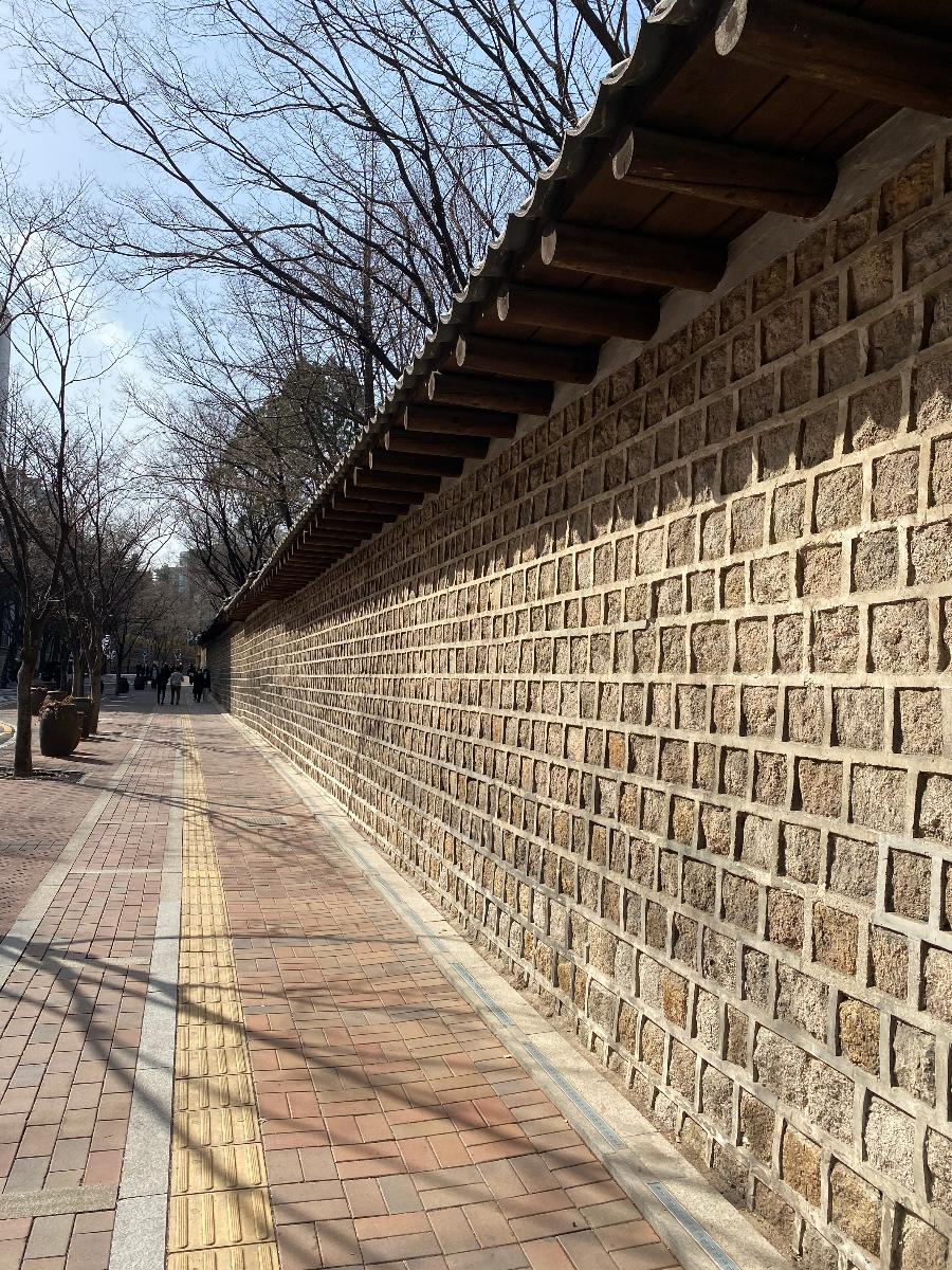 덕수궁 돌담길 : 보행자를 위해 보도와 차도 공존도로 및 푸르름이 가득한 가로공간인 녹도의 개념을 복합적으로 도입한 보행자 중심의 도로이며 길이는 900m이다