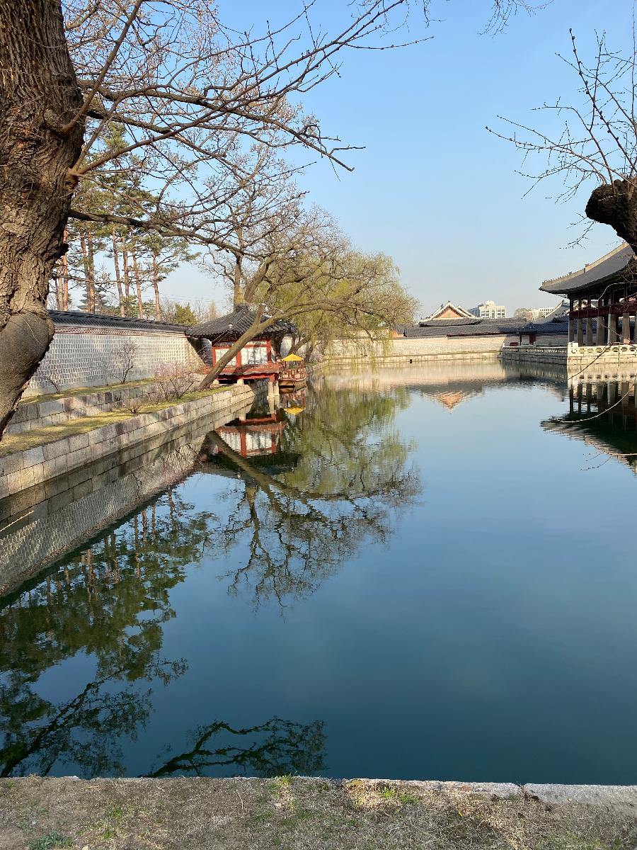 하향정(荷香亭) : 하향정은 경회루 연지 북쪽에 있는 정자로 1959년에 지어졌다. 하향정은 일반 정자에서는 보기 드문 육각형의 형태이며 규모는 작지만 건축 기법이 섬세하고, 익공형식(목조건축 양식으로 창방과 직교하여 보방향으로 새 날개처럼 뾰족하게 생긴 공포)의 조선후기 궁권 건출양식을 따랐다