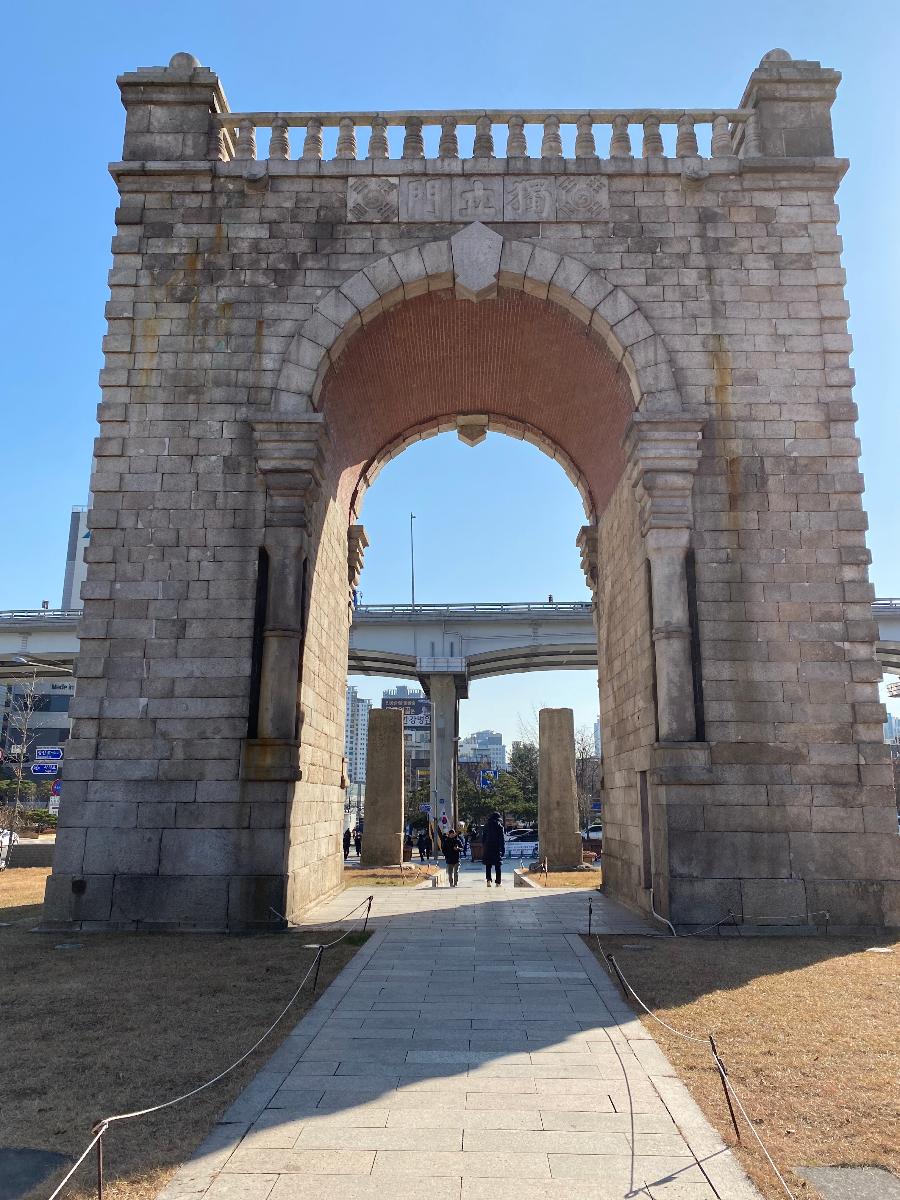 서대문 독립공원내 독립문 뒷면 1