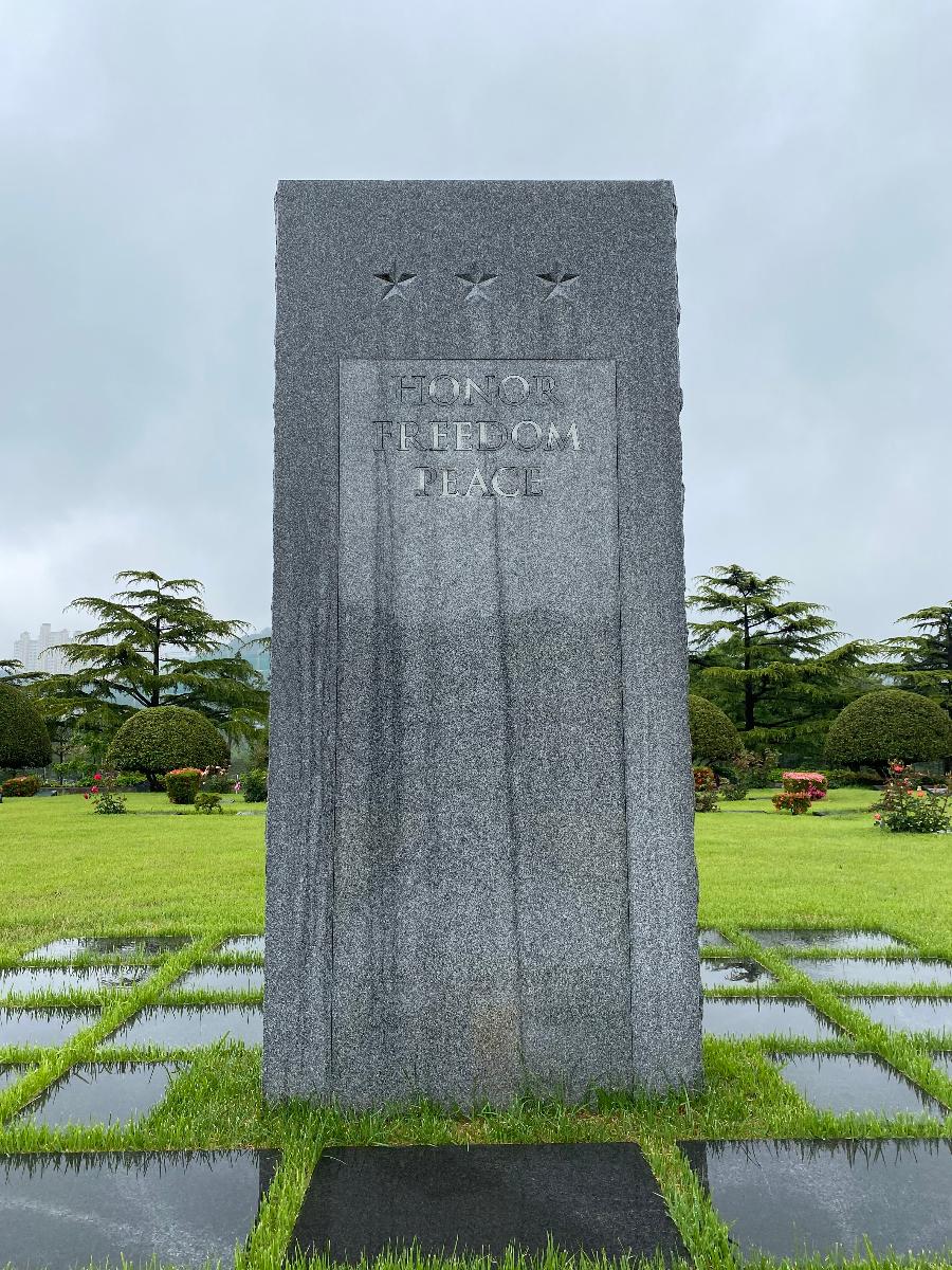 재한 유엔기념공원 미국 기념비 : 전몰장병 추모