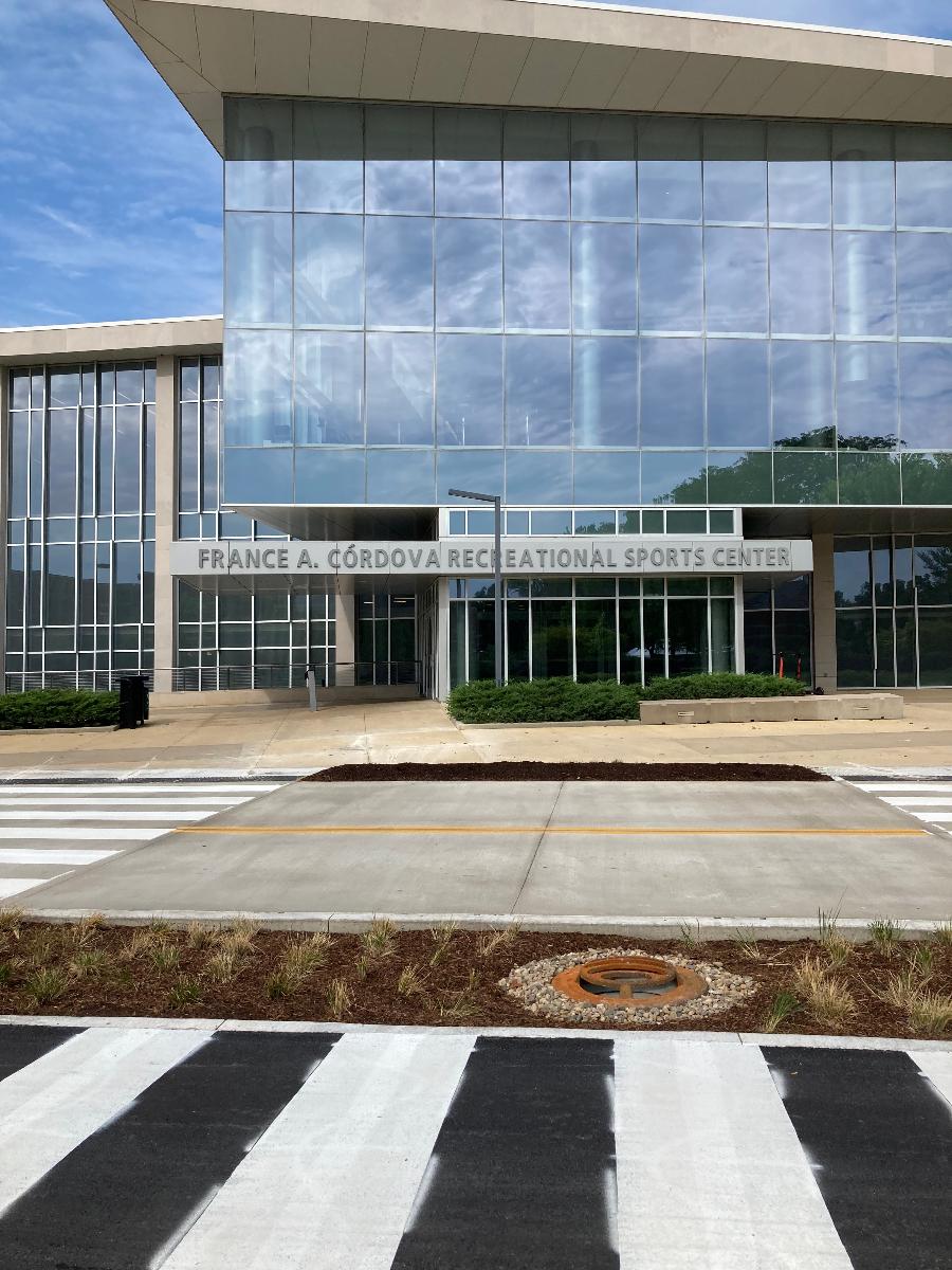 스포츠센터(Cordova Recreational Sports Center, CREC): 깔금한 유리벽으로 탁 트인 전경에서 피트니스를 즐기 수 있으며 재학생은 무료로 이용할 수 있다
