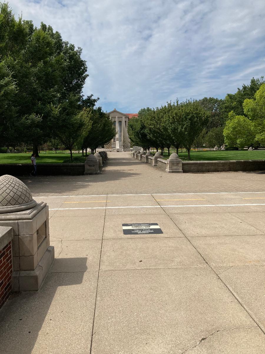 퍼듀대 분수대(Engineering fountain) : 분수대에는 4개의 수직 포물선 구조가 있으며 중앙을 통해 큰 물이 분사된다. 방문객들이 분수를 즐기기 위해 사용할 수있는 벤치로 둘러싸여 있습니다. 38 피트 높이에 228 톤의 콘크리트로 만들어졌다