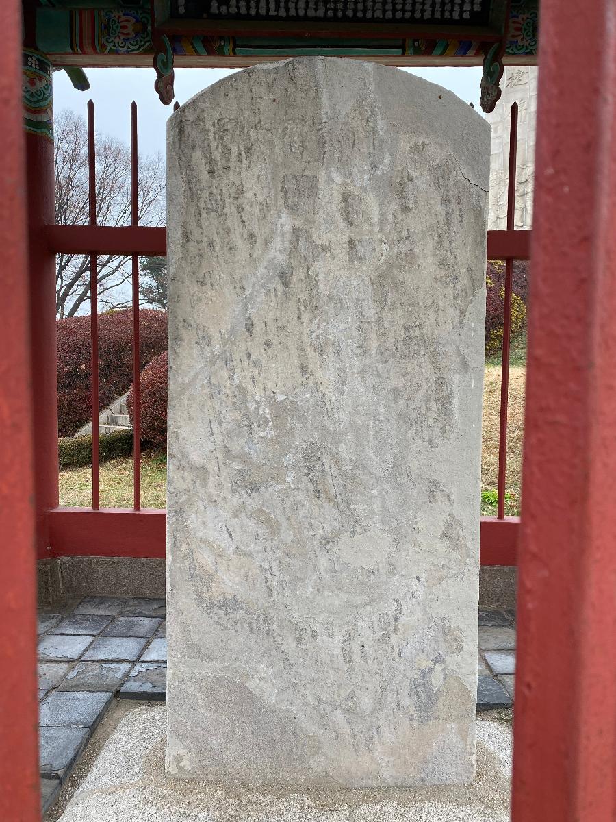 행주산성 대첩비각 : 행주대첩 초건비는 1602년 건립한 것으로 경기도 유형문화재 제74호로 지정되었다. 비의 크기는 178㎝, 너비 80㎝, 두께 18㎝의 대리석 재질이다. 권율 장군이 돌아가신 후 행주대첩의 승전을 되살리고자 장군의 휘하 장수들이 뜻을 모아 세운 것이다. 당대 최고의 문장가인 최립이 비의 앞면 글을 짓고 한석봉이 글씨를 썼으며, 비의 머리글은 김상용이 썼다. 행주산성에 있는 유일한 문화재이다[출처 : 고양시 행주산성]