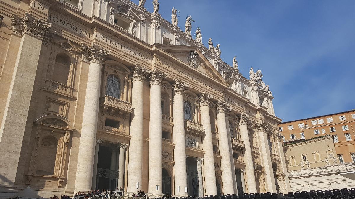 성 베드로 대성당(St. Peter's Basilica) 정면 : 서기 67년에 순교한 예수의 열두 제자 가운데 한 사람이자 로마의 초대 주교, 즉 교황 성 베드로의 무덤 위에 대성전을 건립했다고 한다
