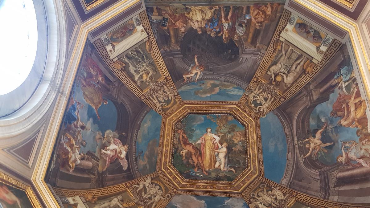 성 베드로 대성당(St. Peter's Basilica) 내부 : 서기 67년에 순교한 예수의 열두 제자 가운데 한 사람이자 로마의 초대 주교, 즉 교황 성 베드로의 무덤 위에 대성전을 건립했다고 한다