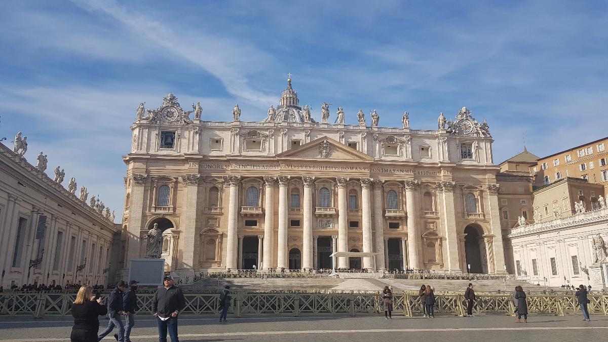 성 베드로 대성당(St. Peter's Basilica) 정면 : 서기 67년에 순교한 예수의 열두 제자 가운데 한 사람이자 로마의 초대 주교, 즉 교황 성 베드로의 무덤 위에 대성전을 건립했다고 한다