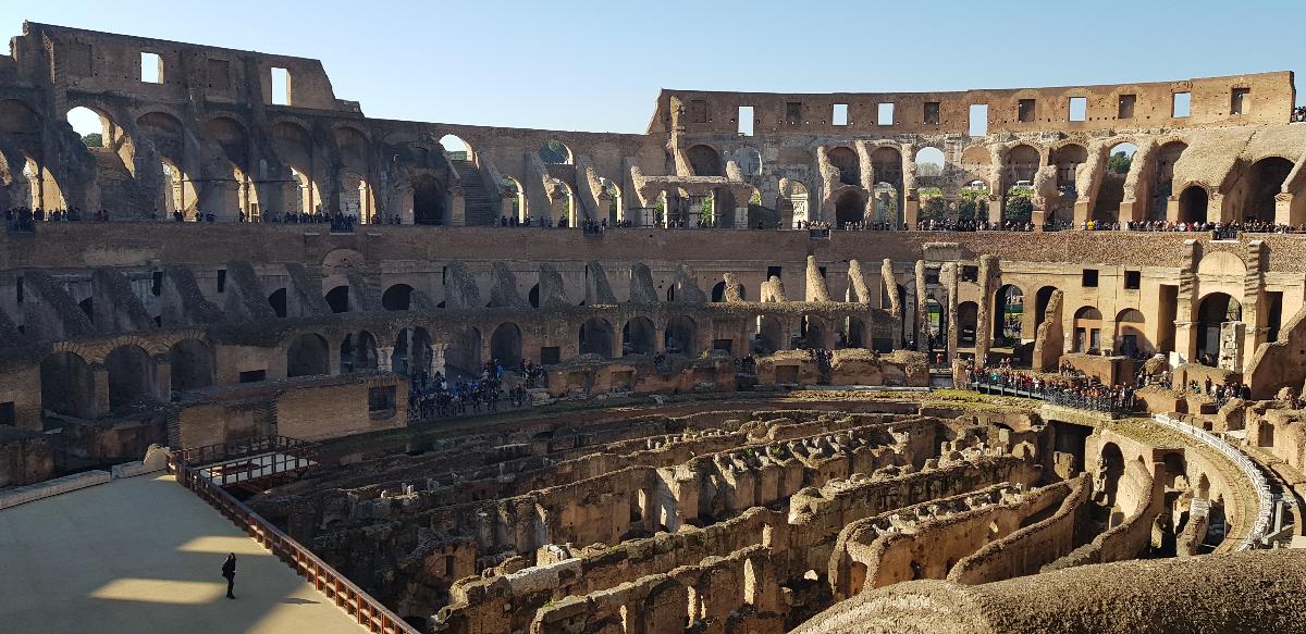 콜로세움(영어:Colosseum, 이탈리아어:Colosseo)