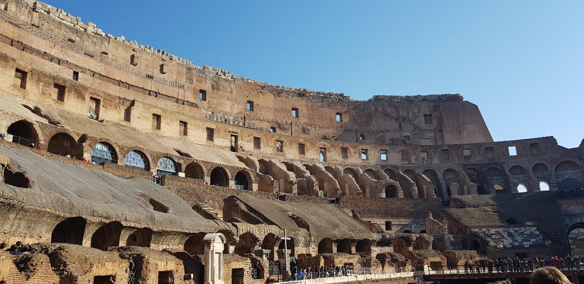 콜로세움(영어:Colosseum, 이탈리아어:Colosseo)