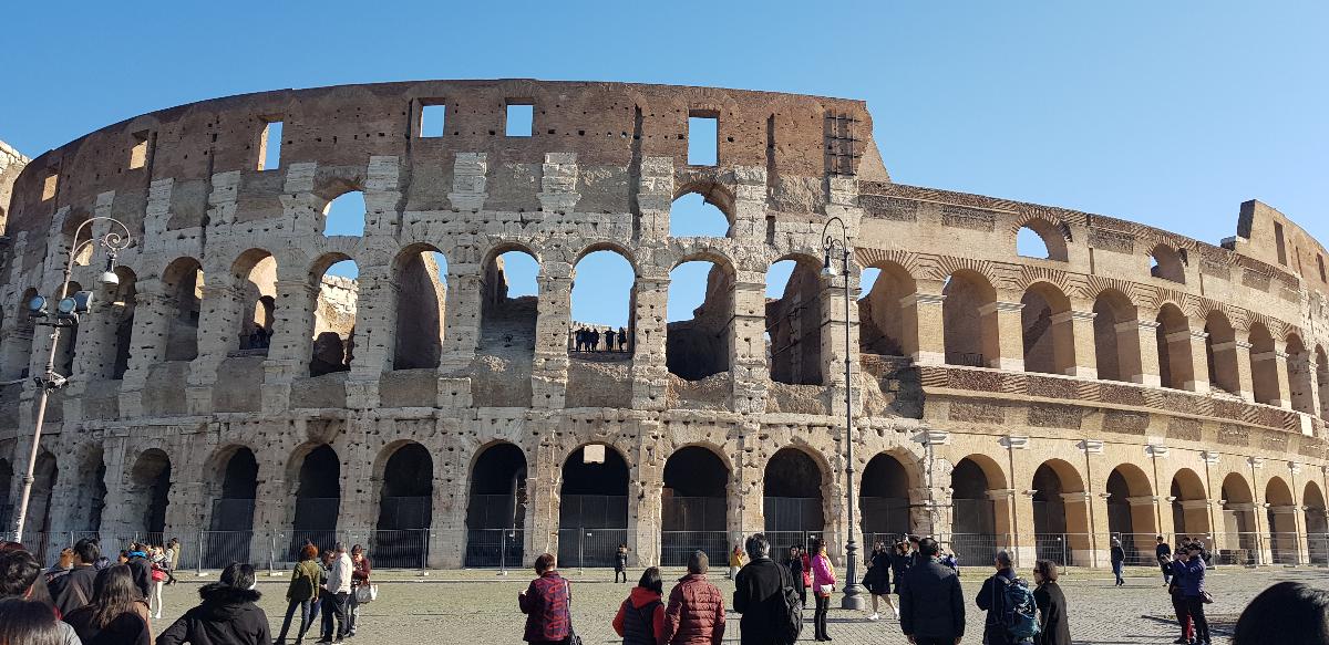 콜로세움(영어:Colosseum, 이탈리아어:Colosseo)
