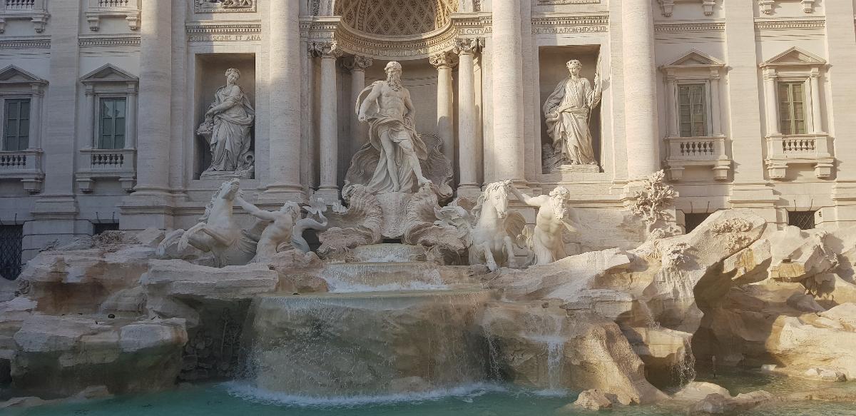 트레비 분수(Trevi Fountain) 앞