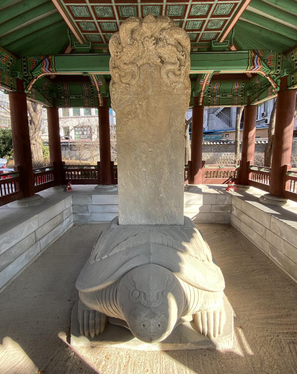 대원각사비 : 대원각사비는 1471년(성종2)에 세조가 원각사를 창건한 경위를 적어 세운 비석이다. 불심이 돈독했던 세조는 양주 회암사에서 부신한 사리를 보고 감동하여 1465년(세조11)흥복사터에다 원각사를 지었다. 이어 1467년(세조13)에 13층 석탑이 완성되자 연등회를 열고 낙성식을 거행하였으며 그 전후사정을 적은 비석을 조성하게 하였다. 거북이 모양의 받침돌을 만들고 그 등위에 연잎을 새겨 비석 몸돌을 세울 자리를 만들었다. 몸돌은 머릿돌인 이수와 한 돌로 만들었다. 비석의 전체 높이는 494cm이며 거북은 화강암으로 몸돌과 머릿돌은 대리석으로 만들었다. 연산군대 궁궐에 인접한 민가를 철거하면서 원각사는 빈 절이 되었다 (출처 : 서울탑골공원 대원각사비 안내판)