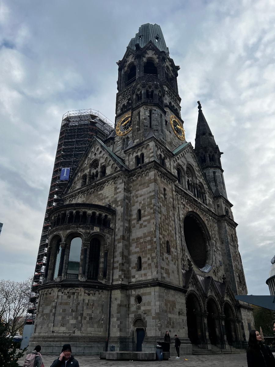 카이저 빌헬름 기념 교회 (Kaiser Wilhelm Memorial Church) 의 구관 : 1890년대에 네오르네상스 양식으로 지어졌는데 제2차 세계대전중인 1943년 폭격으로 크게 파괴되었다