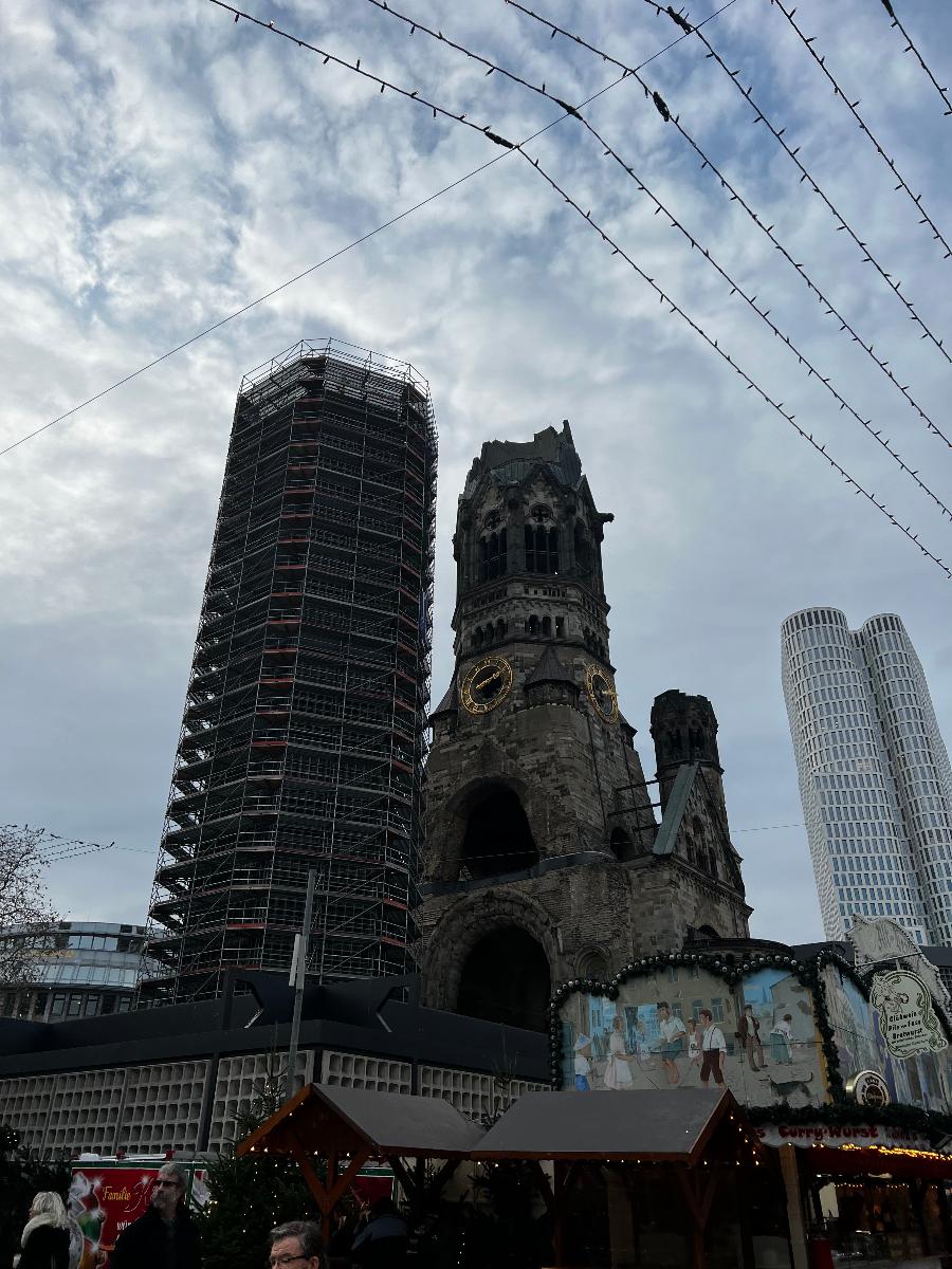 카이저 빌헬름 기념 교회 (Kaiser Wilhelm Memorial Church) 왼쪽이 신관, 오른쪽이 구관 건물이다
