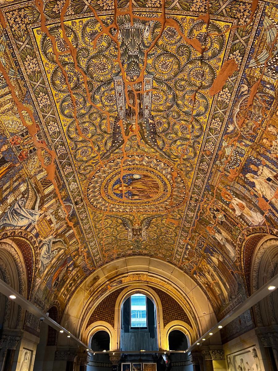 카이저 빌헬름 기념 교회 (Kaiser Wilhelm Memorial Church) 의 구관 내부의 천장