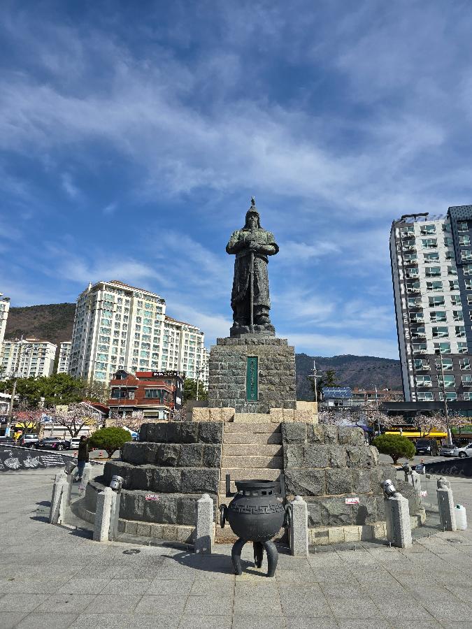 경남 창원시 진해 북원로터리에 위치한 제1호 충무공 이순신장군 동상