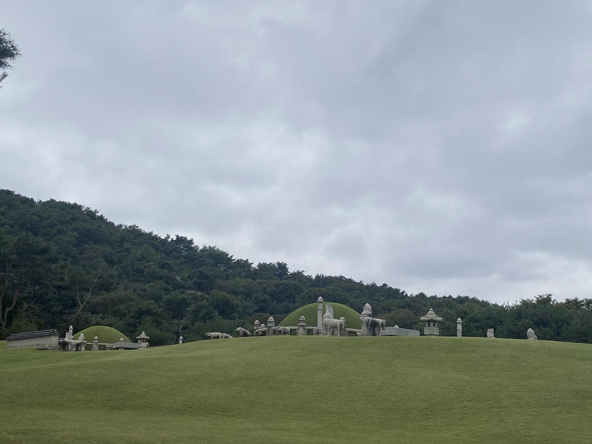 의릉 위쪽(왼쪽)은 조선 20대 왕 경종 능, 아래쪽(오른쪽)은 선의왕후 어씨의 능