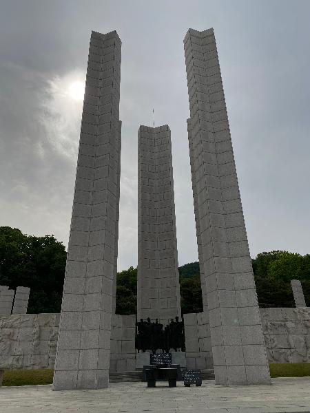 기념탑 및 분향소-높이 21m의 탑주 일곱개가 솟아있다 
